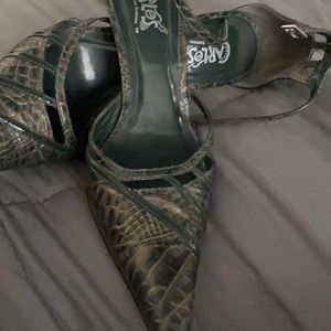 Gorgeous green and gold heels!